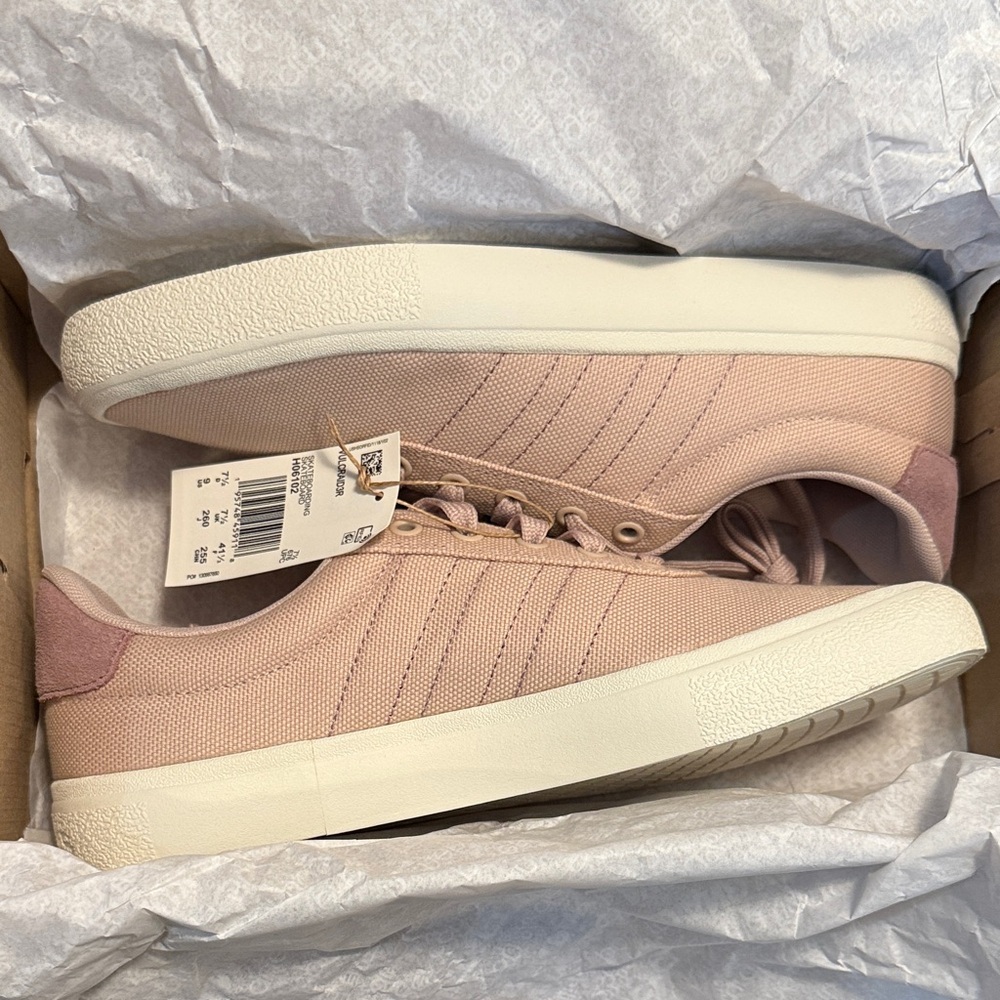 Women's Adidas Vulcraid3r Sneakers size 9